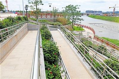 兴宁市宁江公园内的无障碍通道,更加方便残疾人游玩赏景.
