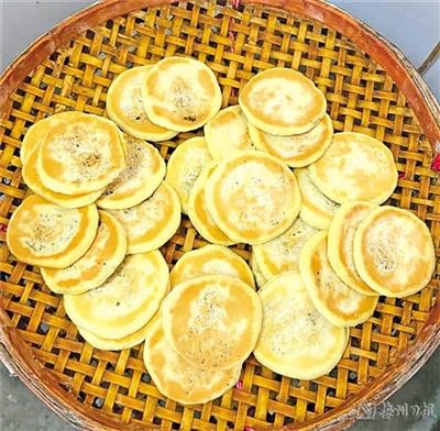 我的家在梅县区松口镇,企炉饼是家乡人最爱的小吃.