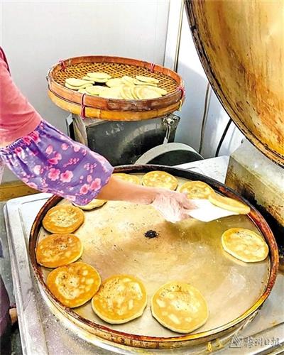 我的家在梅县区松口镇,企炉饼是家乡人最爱的小吃.